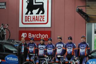 Reconnaissance du Lotto Ridley Tour - Photo devant le nouveau sponsor du club, l'AD Delhaize de Barchon